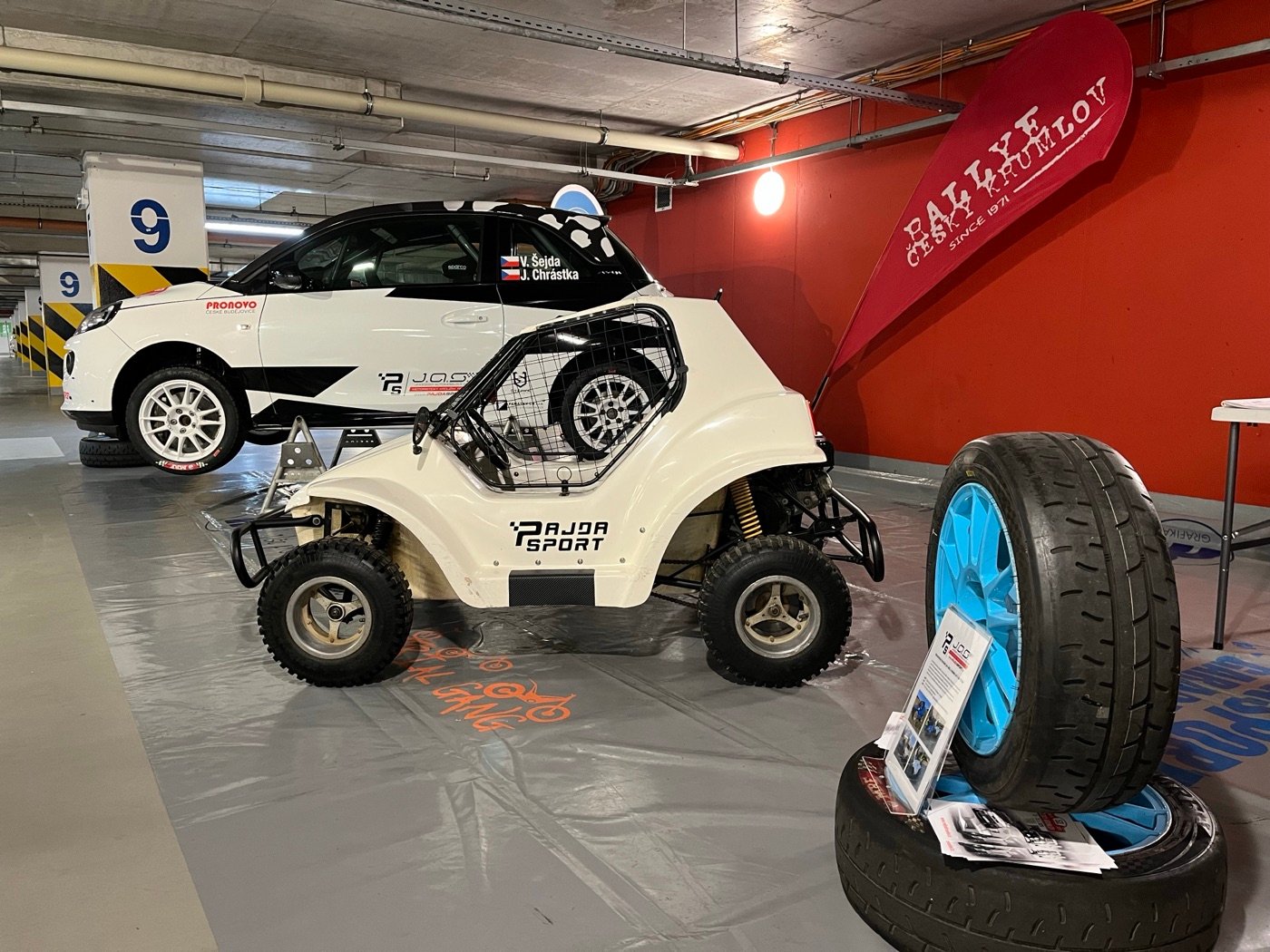 Závodní stánek Pajdasport s rally speciálem Opel Adam a dětským buggy