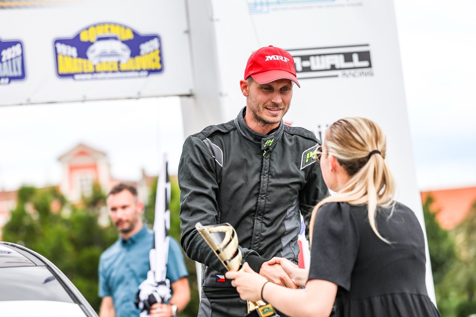 Předání poháru za druhé místo ve třídě RN7 na Rally Bohemia