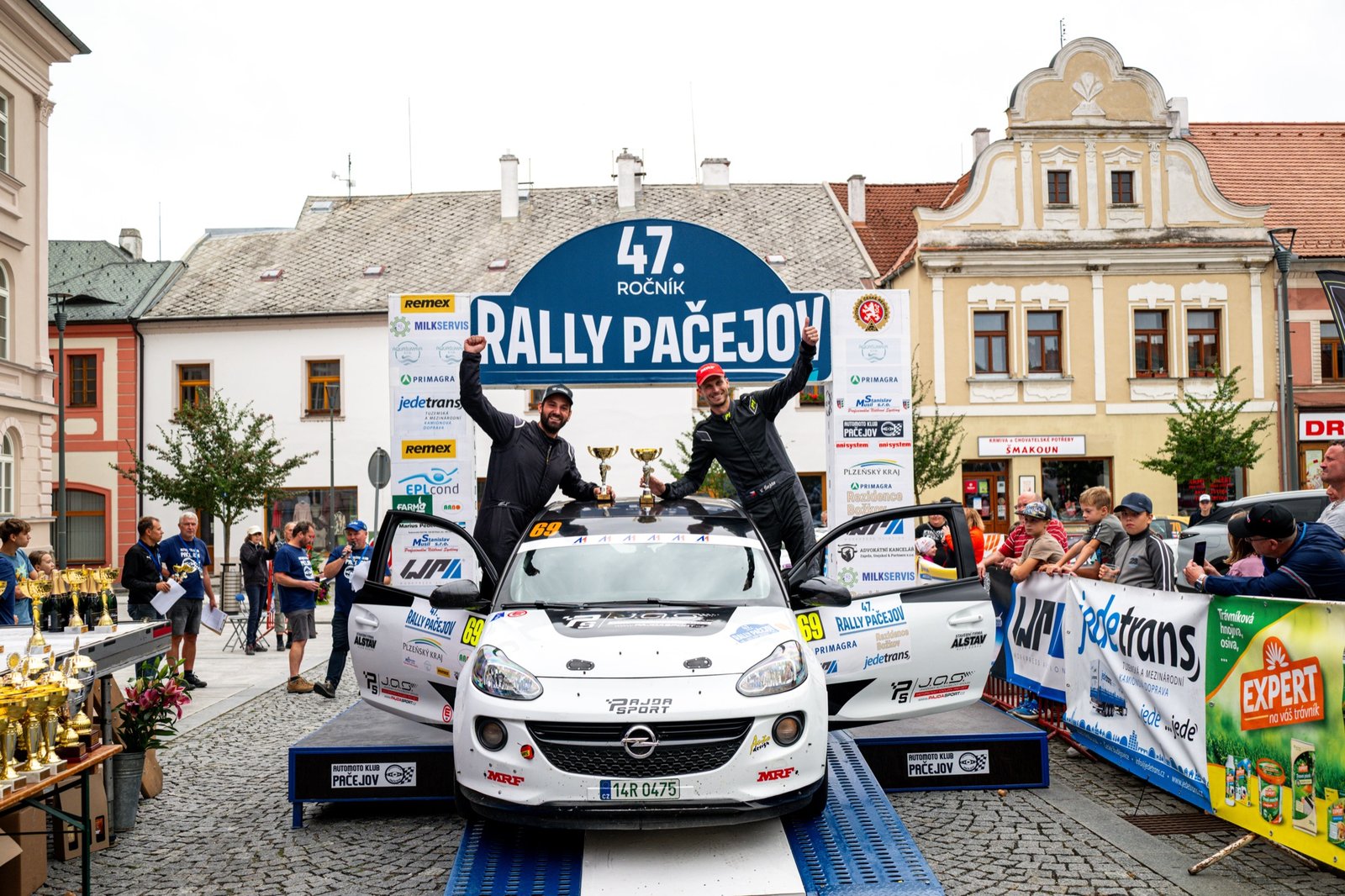 Václav Šejda a Jakub Chrástka s poháry na cílové rampě Rally Pačejov