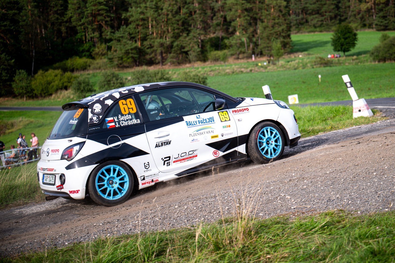 Opel Adam Cup posádky Šejda – Chrástka v oblaku prachu na šotolinové rychlostní zkoušce Rally Pačejov