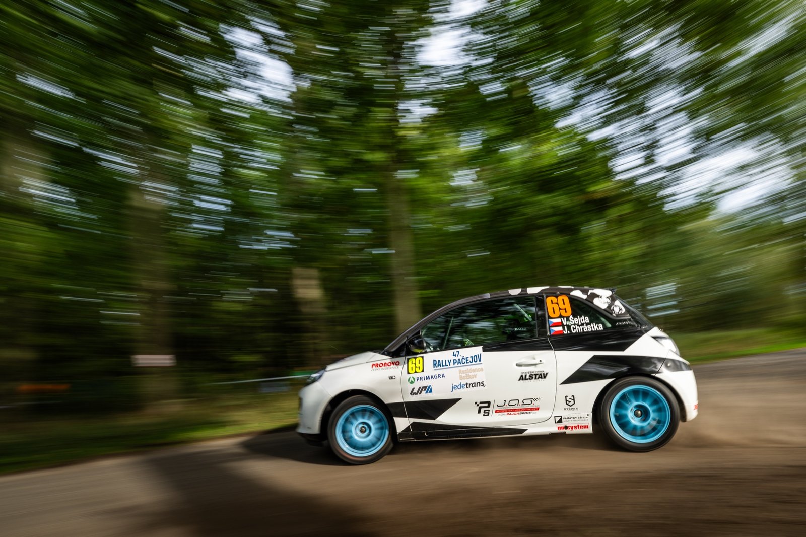 Opel Adam Cup posádky Šejda – Chrástka v plné rychlosti na lesní rychlostní zkoušce Rally Pačejov