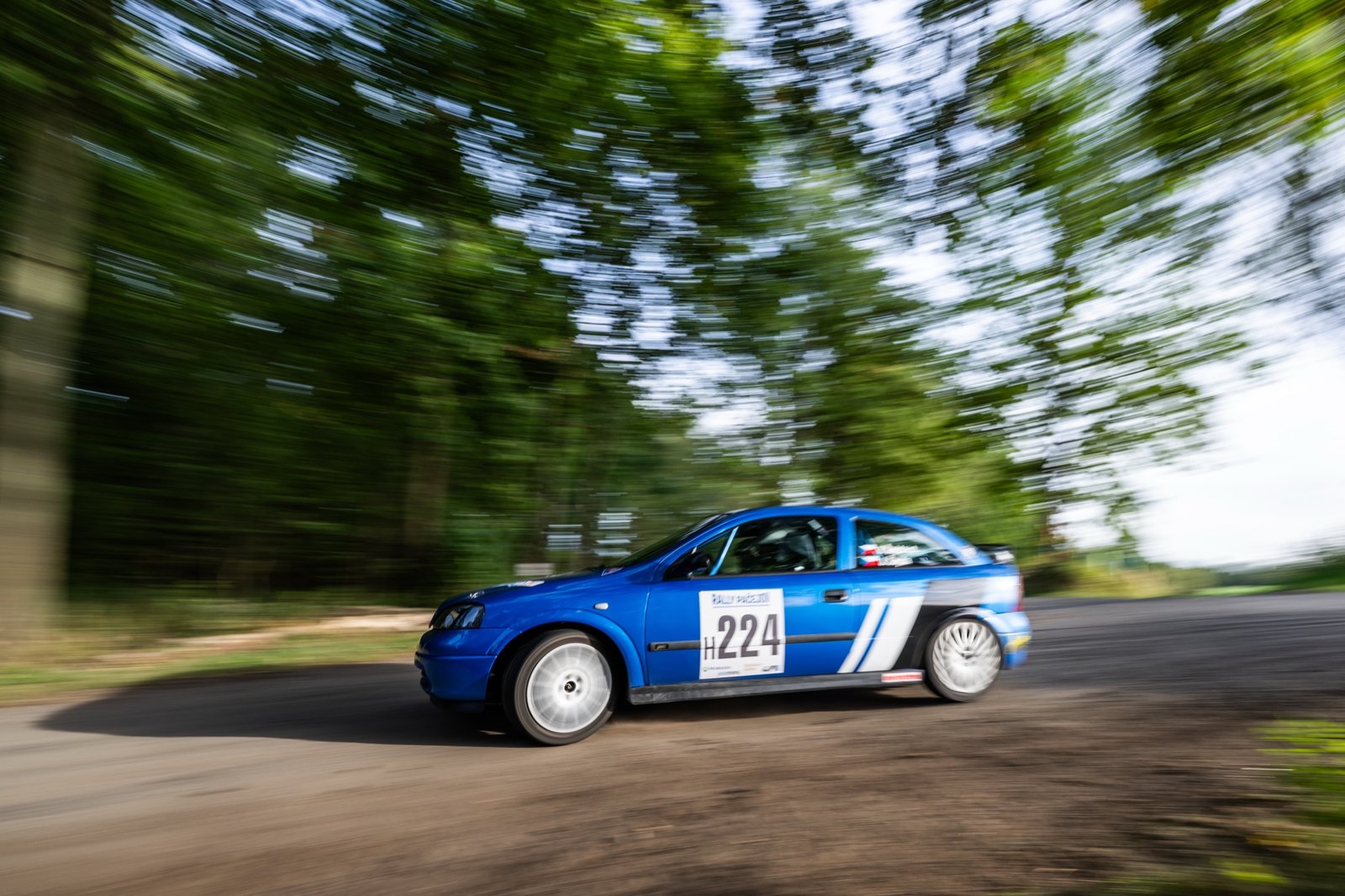 Opel Astra OPC se startovním číslem 224 v plné rychlosti na lesní rychlostní zkoušce Rally Pačejov