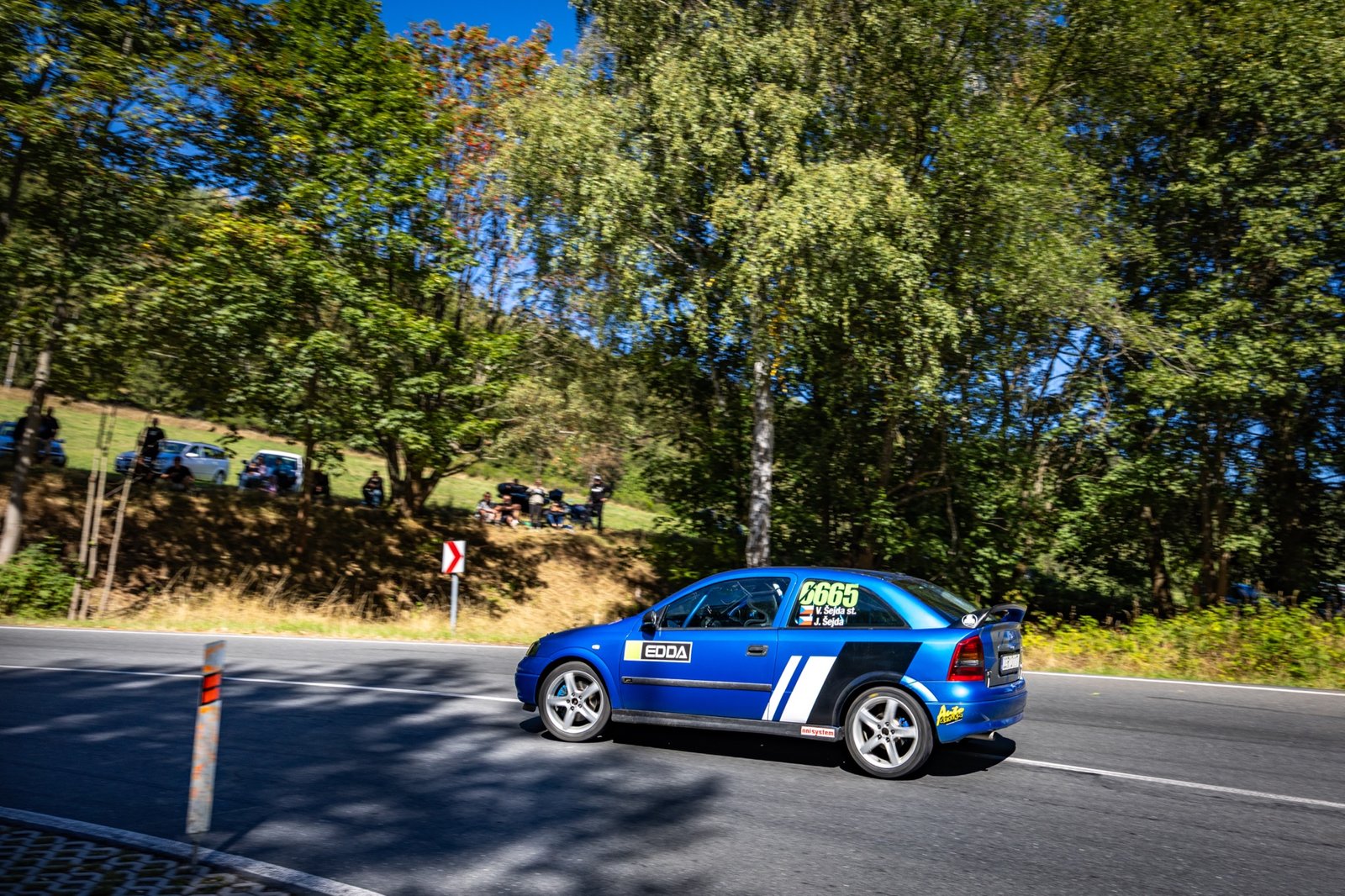 Opel Astra OPC se startovním číslem 665 na trati EDDA Cupu v Bečově nad Teplou