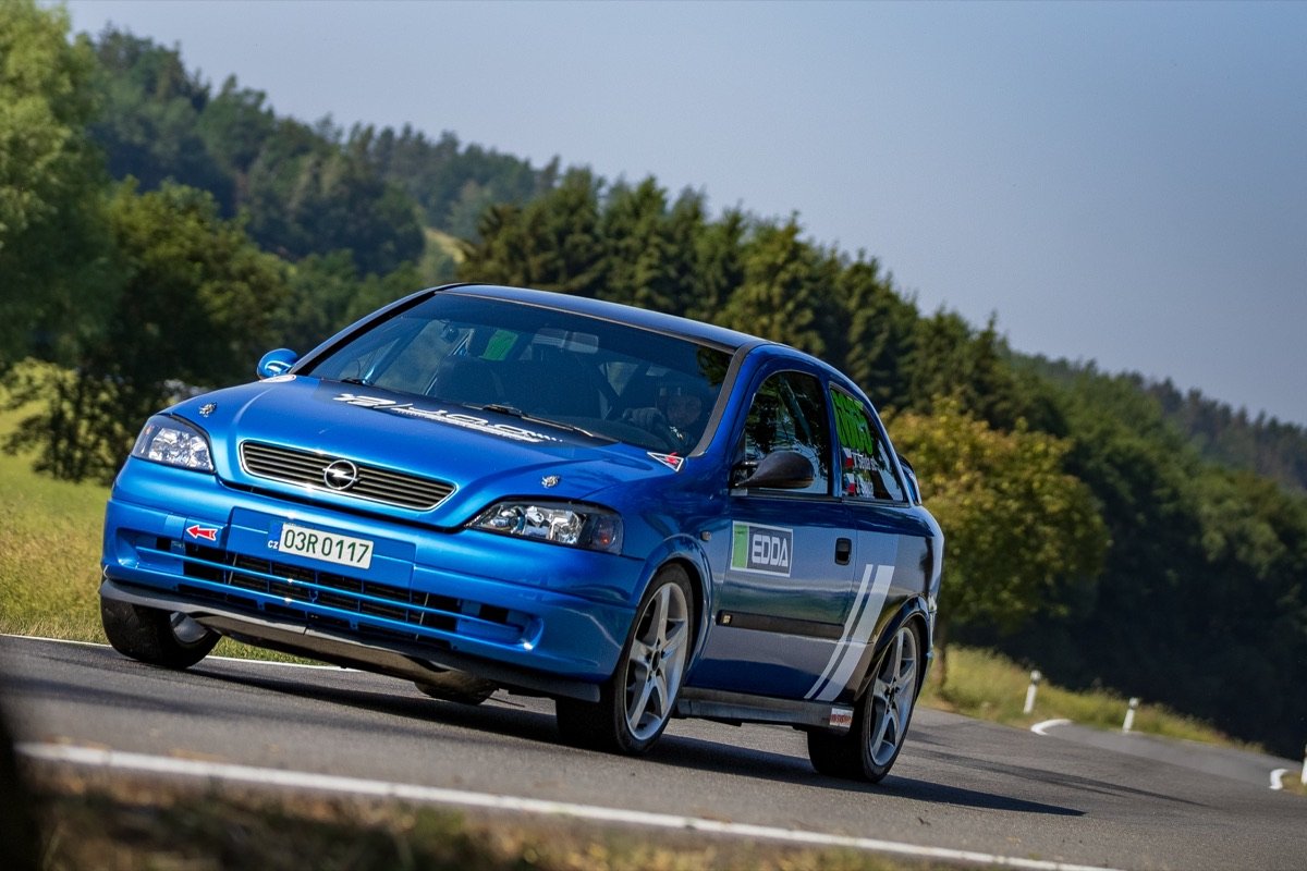 Opel Astra OPC v zatáčce při závodě do vrchu EDDA Cup v Mladé Vožici