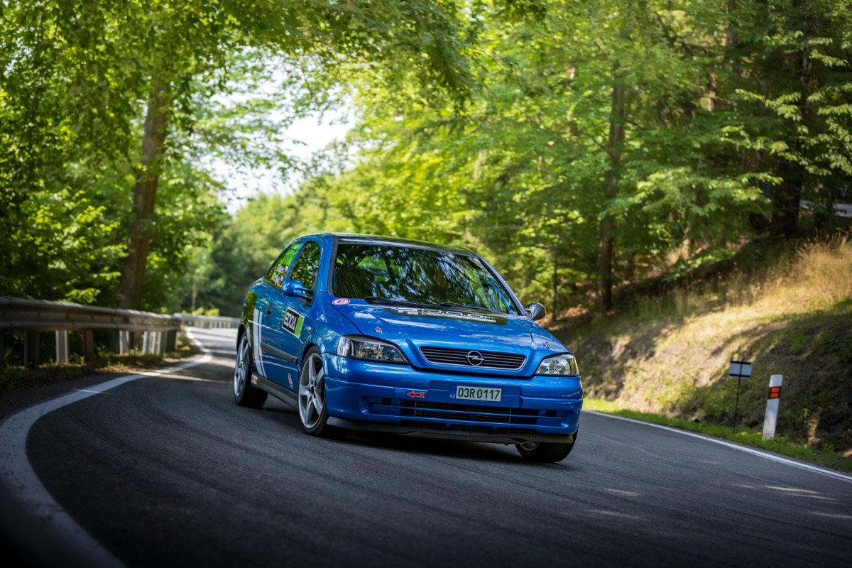 Opel Astra OPC v lesním úseku trati závodu do vrchu